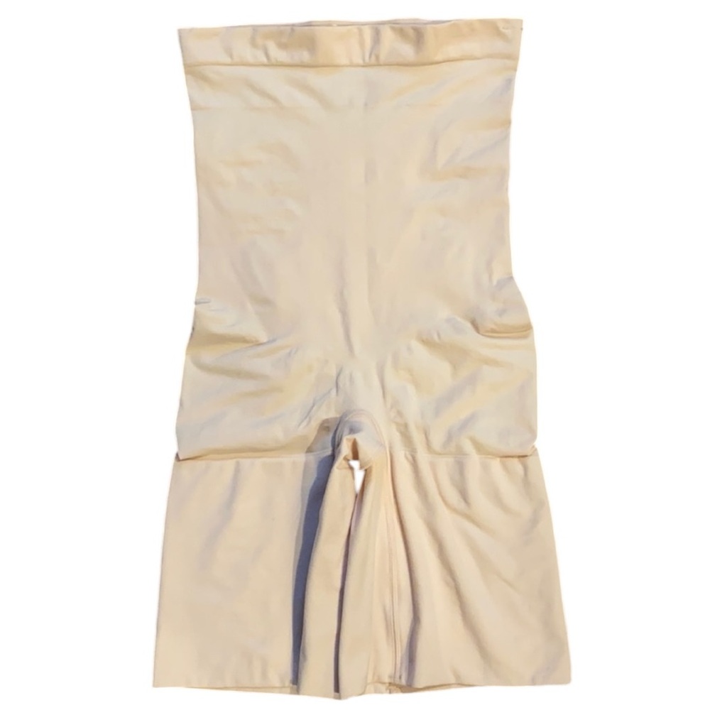 NWOT SPANX Higher Power Short - Picture 4 of 15